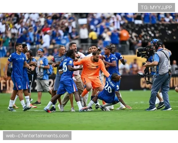 切尔西球员围堵裁判抗议恩佐禁赛,场上冲突一度升级 切尔西球员围堵裁判抗议恩佐禁赛,场上冲突一度升级